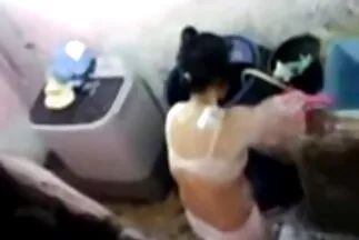 Alphonse nhiệt tình liếm âm hộ của mẹ và kéo dài nó xec gai nhat trong nhà bếp.