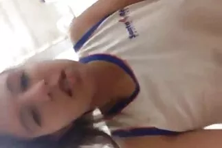 Anh chàng tóm lấy mông người mẹ vừa bước ra khỏi phòng phim sex gái trẻ đẹp nhất tắm và bôi tinh trùng lên ngực.