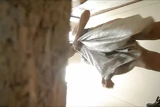 Một người phụ nữ da ngăm xinh đẹp lon gai nhat làm y tá kiêm tình nhân.