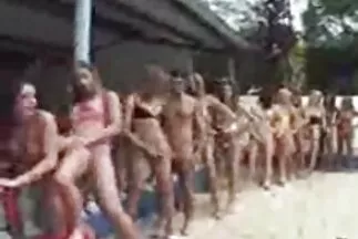 Một brunya dài đặt một thành phim sex gái xinh nhật viên cao su dài một mét trong ruột.
