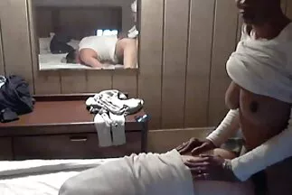 Cô gái tóc nâu xinh đẹp chảy nước trong buổi tập luyện với sex nhat ban lon dep huấn luyện viên.